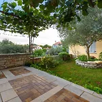 Apartment Macan, Beautiful Green Oasis