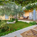 Apartment Macan, Beautiful Green Oasis